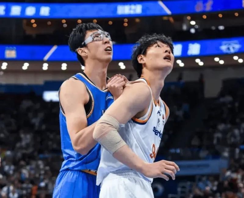 开云体育官网-谁还说他们弱？弗格与王哲林彻底觉醒虐杀北京，主导内外太强了！